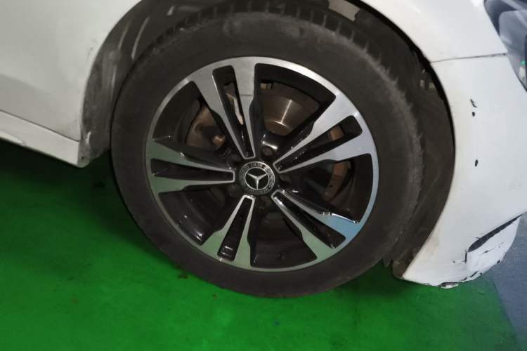 Used Mercedes-Benz C-Class 2017 Restyled C 200 Sport Edition Right Front Wheel Hub