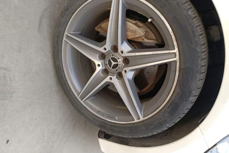 Used Mercedes-Benz C-Class 2017 Facelift C 200 Station Wagon Right Front Wheel Hub