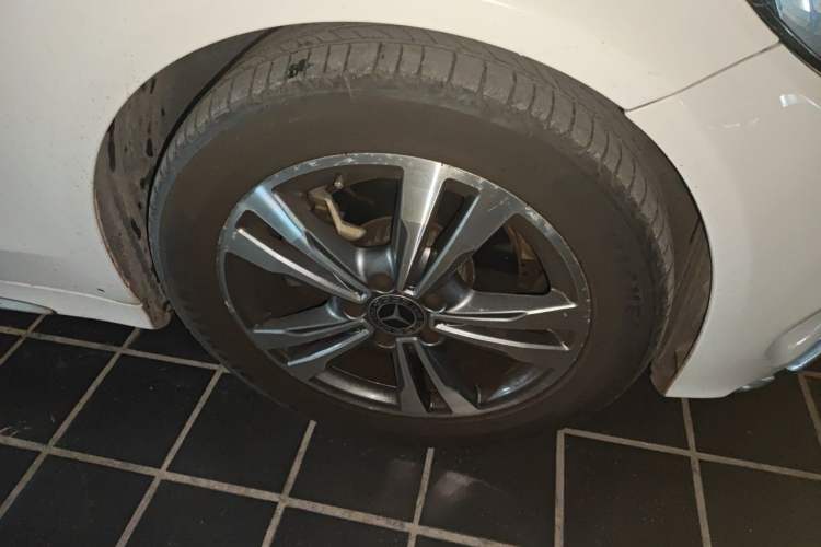 Used Mercedes-Benz C-Class 2017 Revised C 180 L Dynamic Sports Edition Right Front Wheel Hub