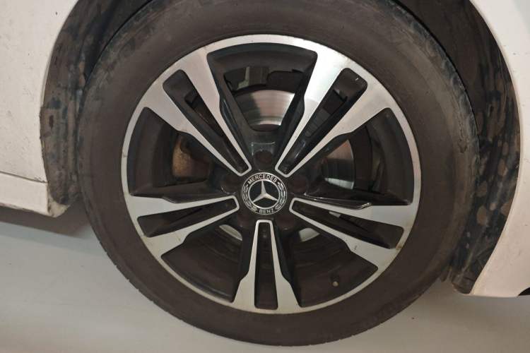 Used Mercedes-Benz C-Class 2017 Restyled C 200 Sport Edition Right Front Wheel Hub