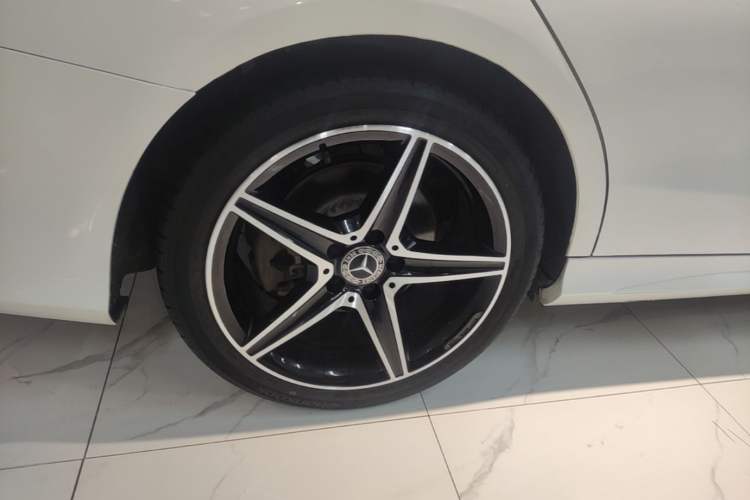 Used Mercedes-Benz C-Class 2017 Restyled C 200 Sport Edition Right Rear Wheel Hub
