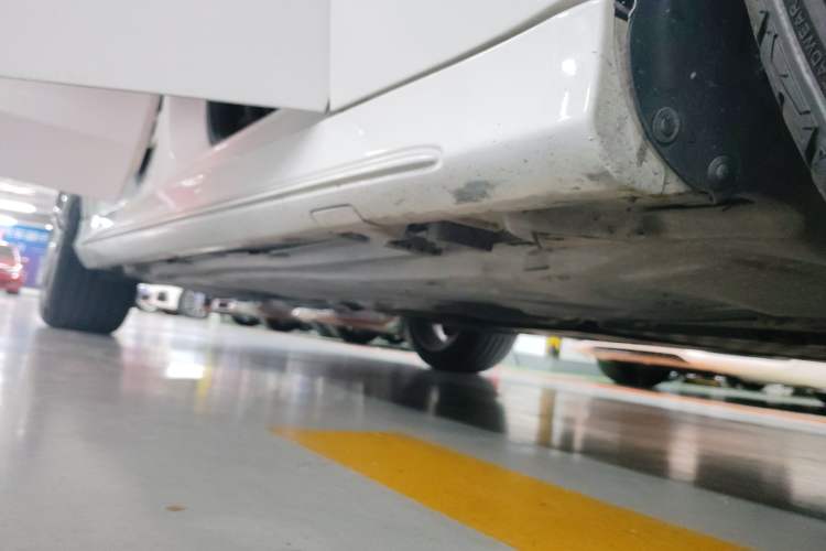 Used Mercedes-Benz C-Class 2017 C 180 Estate Right Side Sill