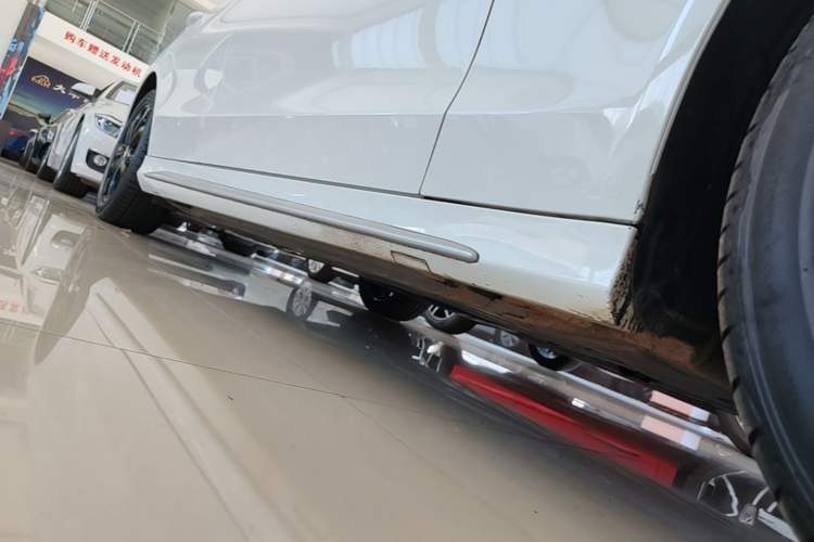 Used Mercedes-Benz C-Class 2017 C 180 L Sport Edition Right Side Sill