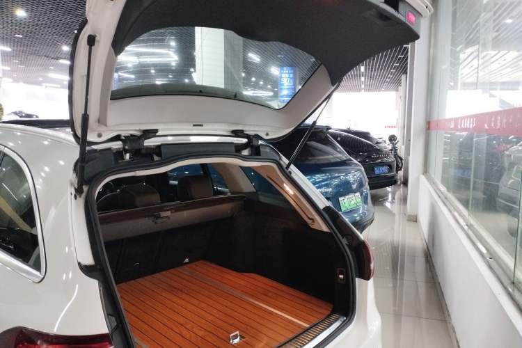Used Mercedes-Benz C-Class 2017 C 200 station wagon Trunk