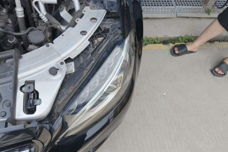 Used Mercedes-Benz C-Class 2018 C 200 L Engine Bay Left