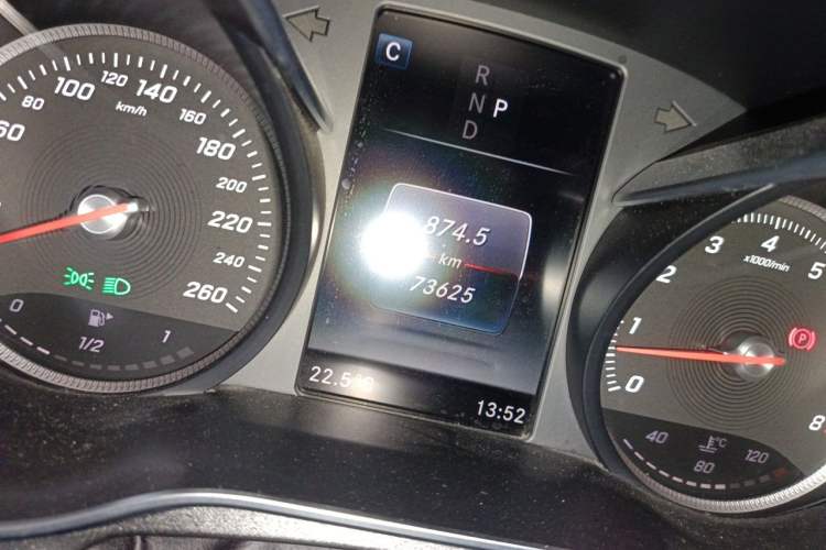 Used Mercedes-Benz C-Class 2018 C 180 L Fashion Edition Sport Version Odometer Close Up