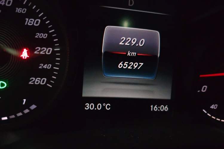 Used Mercedes-Benz C-Class 2018 C 180 L Fashion Edition Sport Version Odometer Close Up