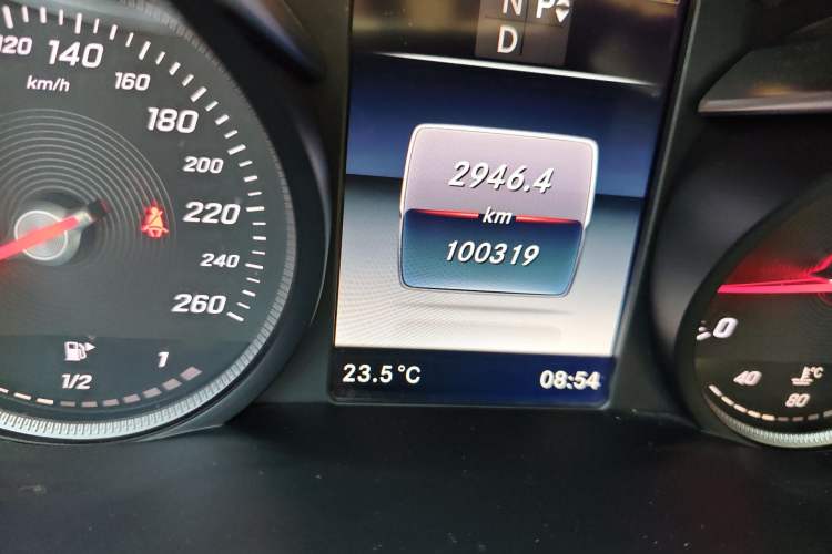 Used Mercedes-Benz C-Class 2018 C 200 L Sport Edition Odometer Close Up