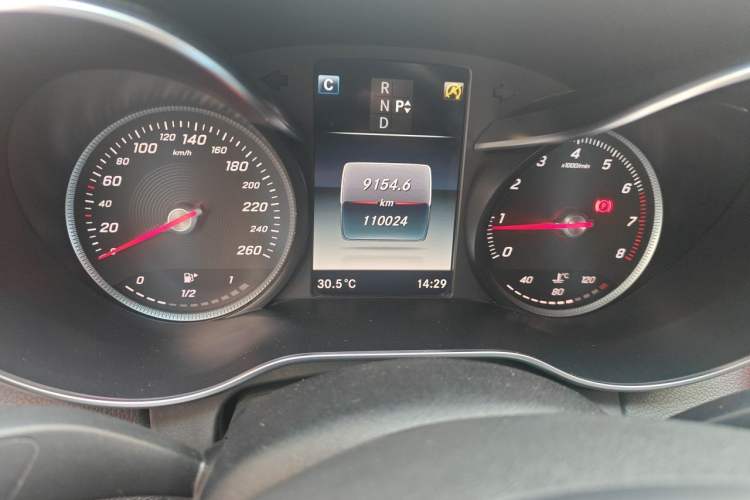 Used Mercedes-Benz C-Class 2018 C 180 L Fashion Edition Sport Version Odometer Close Up