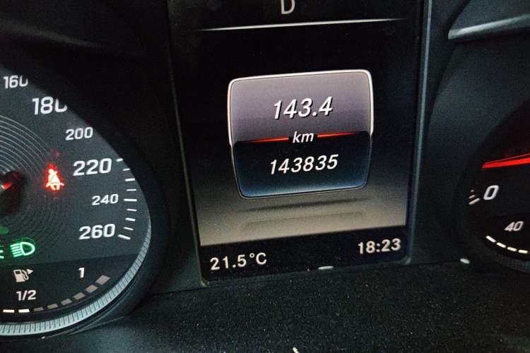 Used Mercedes-Benz C-Class 2018 C 180 L Fashion Edition Sport Version Odometer Close Up