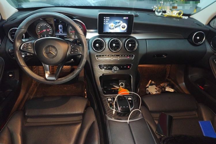 Used Mercedes-Benz C-Class 2018 C 180 L Fashion Edition Sport Version Center Console