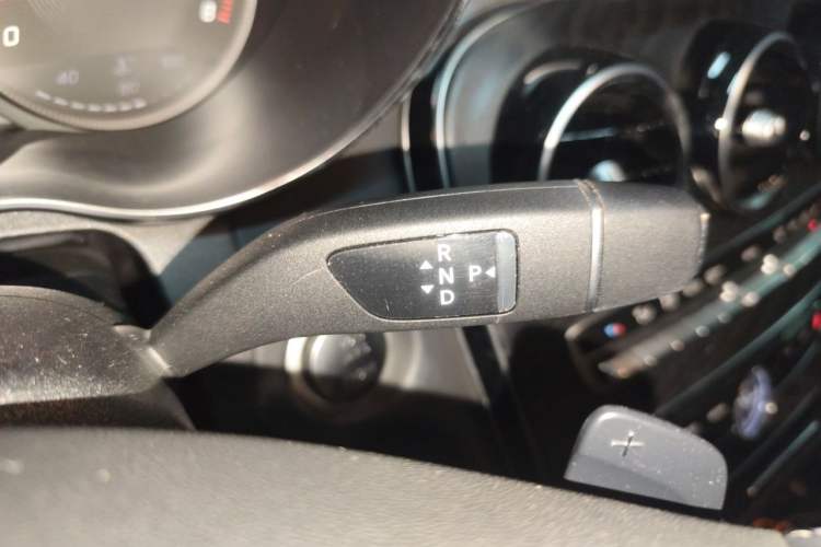Used Mercedes-Benz C-Class 2018 C 180 L Fashion Edition Sport Version Gear Lever