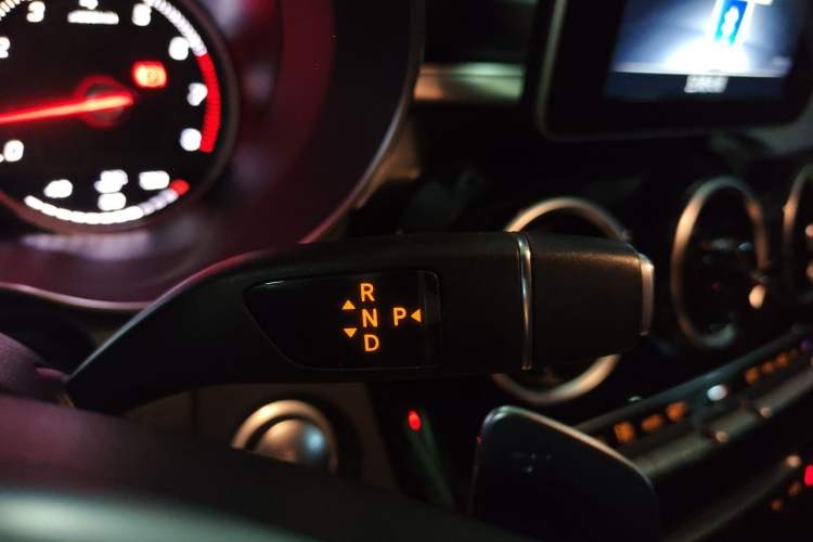Used Mercedes-Benz C-Class 2018 C 200 Sport Edition Gear Lever