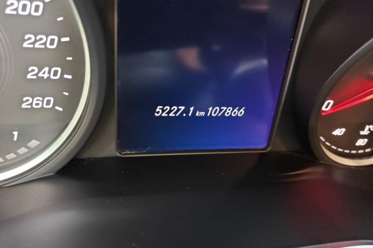 Used Mercedes-Benz C-Class 2018 C 180 L Fashion Edition Sport Version Odometer Close Up
