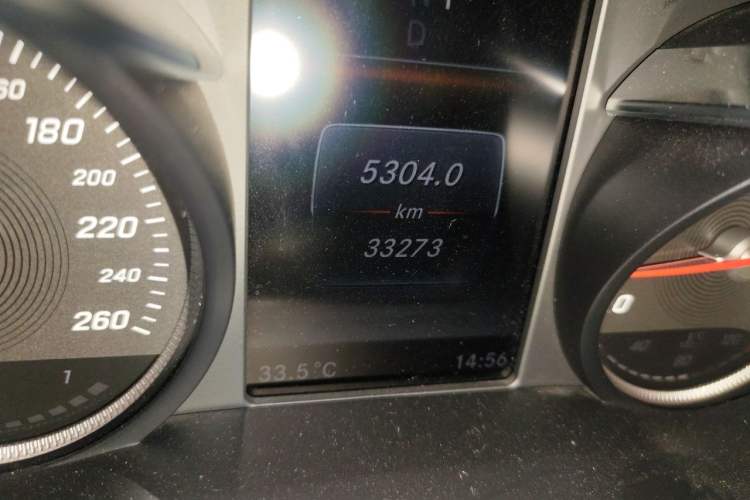 Used Mercedes-Benz C-Class 2018 C 180 L Fashion Edition Sport Version Odometer Close Up