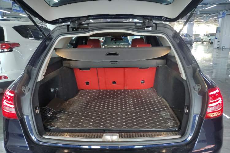 Used Mercedes-Benz C-Class 2018 C 200 Estate Trunk