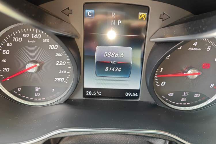 Used Mercedes-Benz C-Class 2018 C 200 L Sport Edition Odometer Close Up