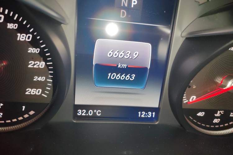 Used Mercedes-Benz C-Class 2018 C 200 L Sport Edition Odometer Close Up