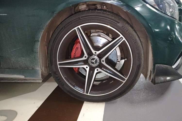 Used Mercedes-Benz C-Class 2018 C 200 Coupe Right Front Wheel Hub