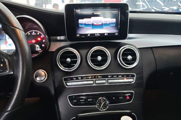 Used Mercedes-Benz C-Class 2018 C 180 L Fashion Edition Sport Version Audio And AC Panel