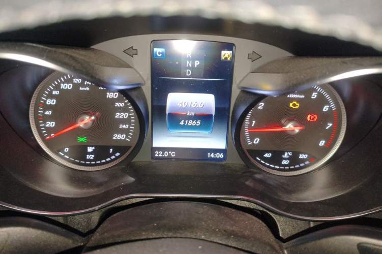 Used Mercedes-Benz C-Class 2018 C 180 L Fashion Edition Sport Version Odometer Close Up