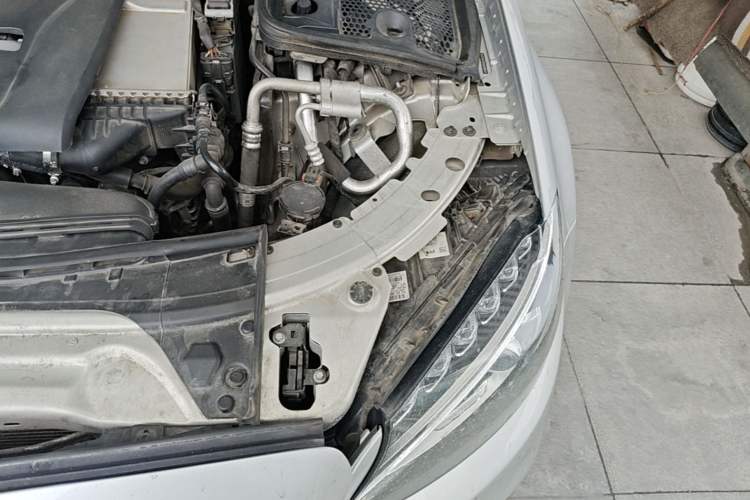 Used Mercedes-Benz C-Class 2018 C 200 L Sport Edition Engine Bay Left