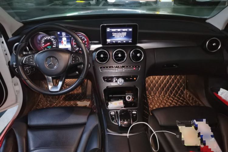 Used Mercedes-Benz C-Class 2018 C 180 L Fashion Edition Sport Version Center Console