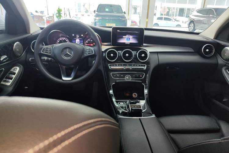 Used Mercedes-Benz C-Class 2018 C 180 L Fashion Edition Sport Version Center Console