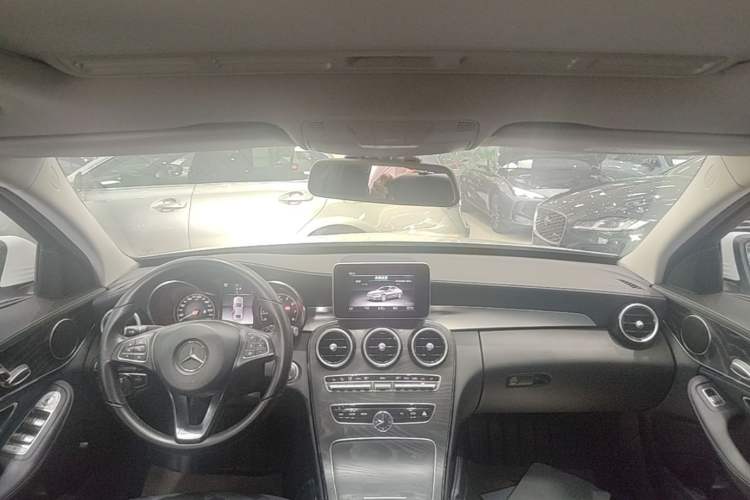 Used Mercedes-Benz C-Class 2018 C 180 L Fashion Edition Sport Version Center Console