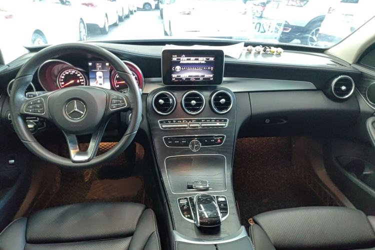 Used Mercedes-Benz C-Class 2018 C 180 L Fashion Edition Sport Version Center Console