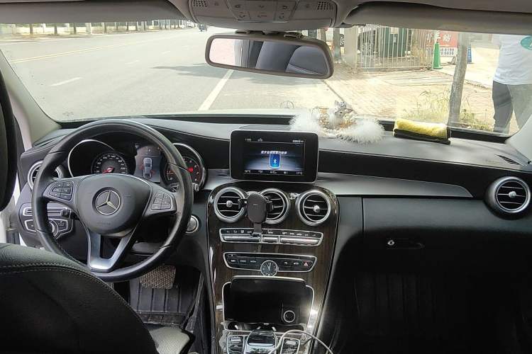 Used Mercedes-Benz C-Class 2018 C 200 L Center Console