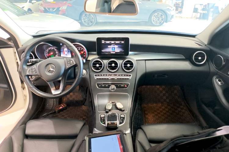 Used Mercedes-Benz C-Class 2018 C 180 L Fashion Edition Sport Version Center Console