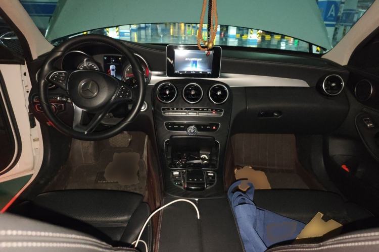 Used Mercedes-Benz C-Class 2018 C 180 L Fashion Edition Sport Version Center Console