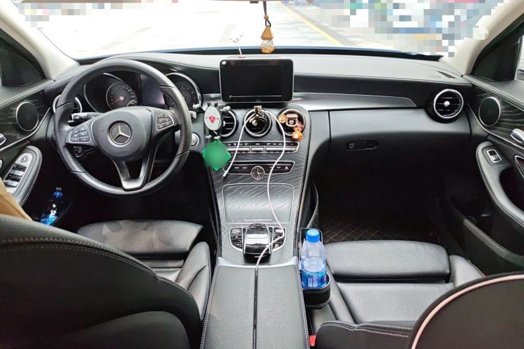 Used Mercedes-Benz C-Class 2018 C 180 L Fashion Edition Sport Version Center Console