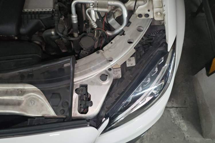 Used Mercedes-Benz C-Class 2018 C 200 Estate Engine Bay Left