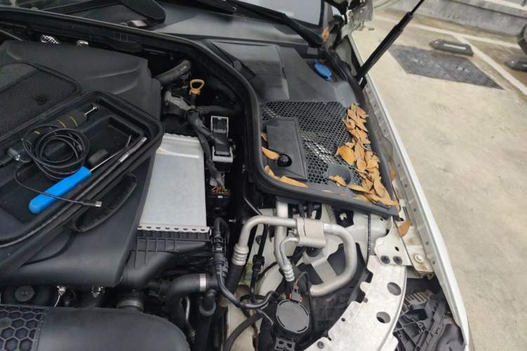 Used Mercedes-Benz C-Class 2018 C 200 Estate Engine Bay Left