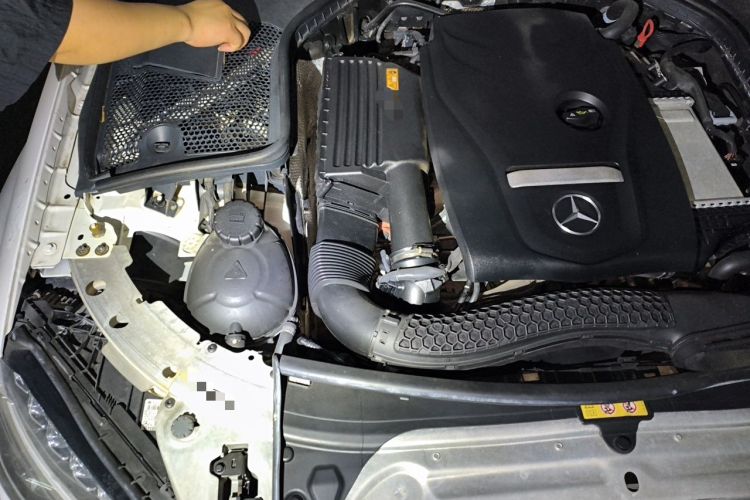 Used Mercedes-Benz C-Class 2018 C 180 station wagon Engine Bay Right