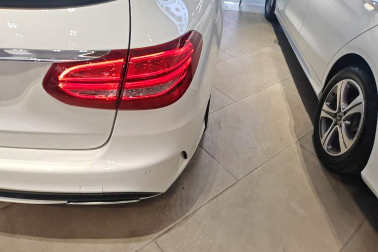 Used Mercedes-Benz C-Class 2018 C 180 station wagon Exterior 3