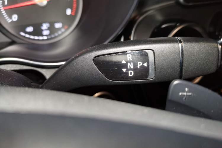 Used Mercedes-Benz C-Class 2018 C 180 L Fashion Edition Sport Version Gear Lever