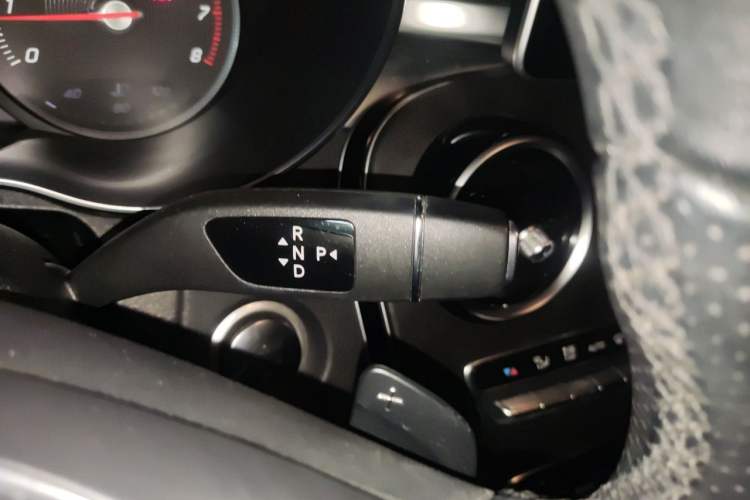 Used Mercedes-Benz C-Class 2018 C 180 L Fashion Edition Sport Version Gear Lever