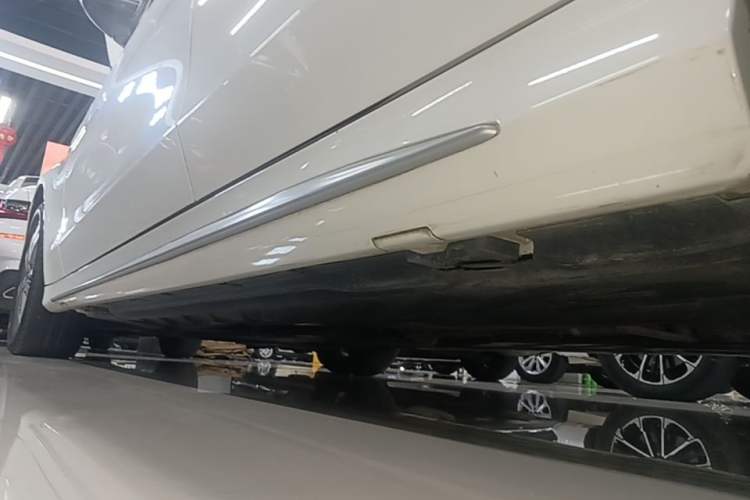 Used Mercedes-Benz C-Class 2018 C 200 L Sport Edition Left Side Sill