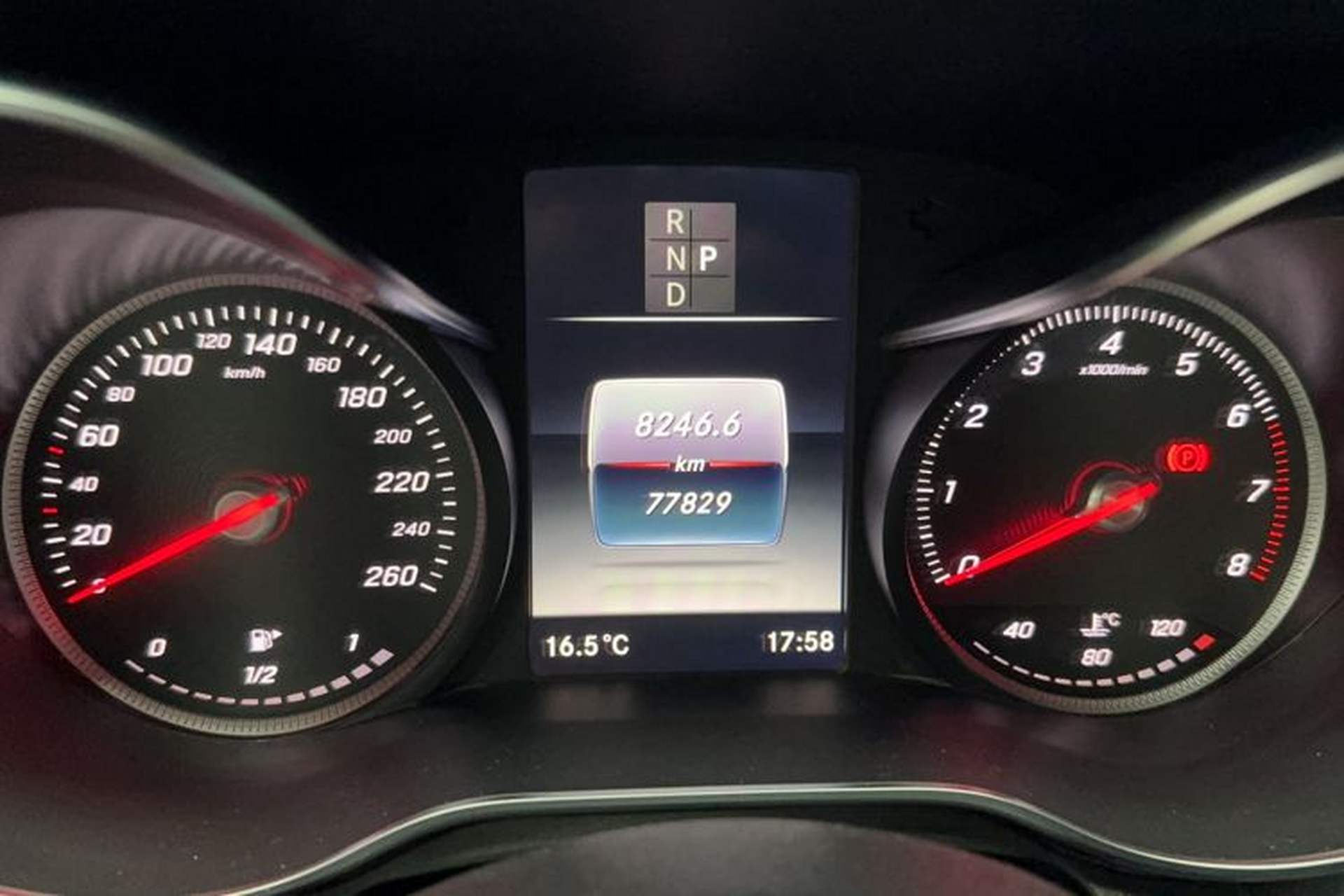 Used Mercedes-Benz C-Class 2018 C 180 L Fashion Edition Sport Version Odometer Close Up