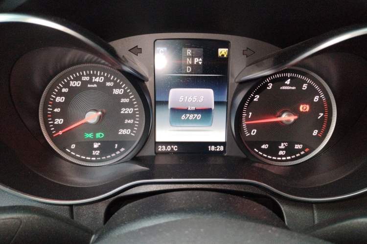 Used Mercedes-Benz C-Class 2018 C 200 L Sport Edition Odometer Close Up