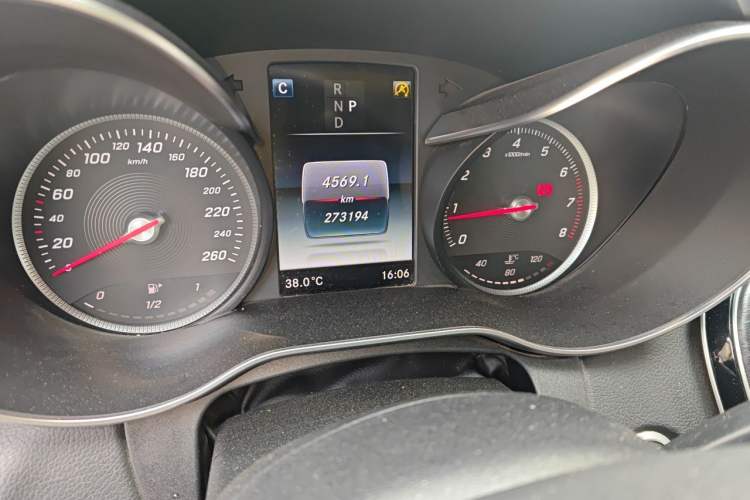 Used Mercedes-Benz C-Class 2018 C 200 L Sport Edition Odometer Close Up
