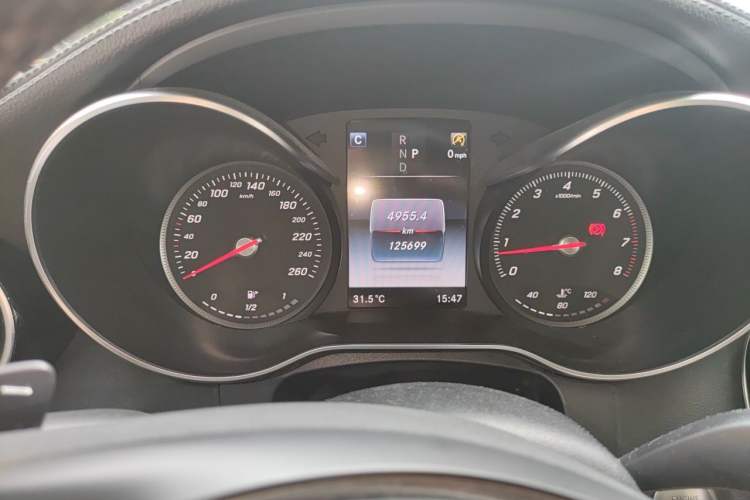 Used Mercedes-Benz C-Class 2018 C 200 L Sport Edition Odometer Close Up