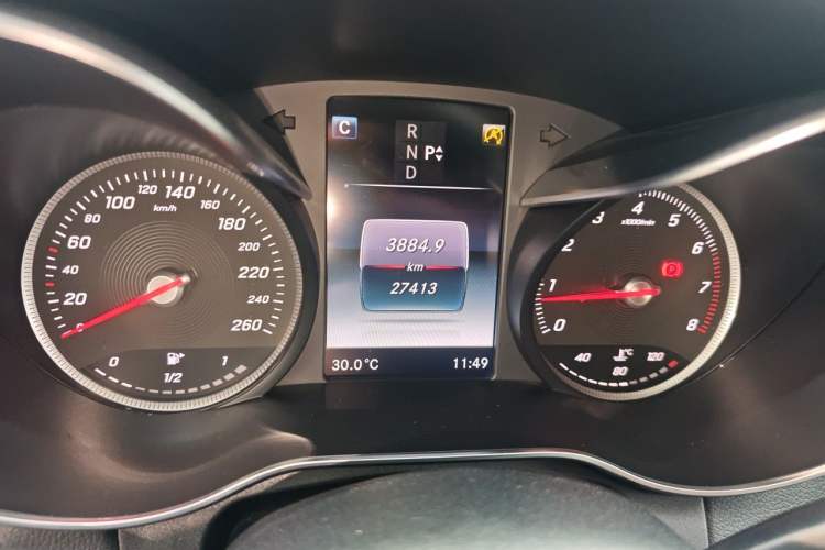 Used Mercedes-Benz C-Class 2018 C 200 L Sport Edition Odometer Close Up
