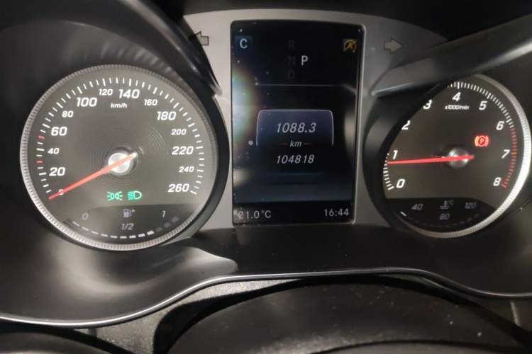 Used Mercedes-Benz C-Class 2018 C 180 L Fashion Edition Sport Version Odometer Close Up