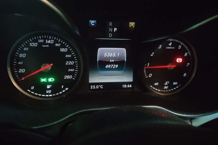 Used Mercedes-Benz C-Class 2018 C 200 L Sport Edition Odometer Close Up