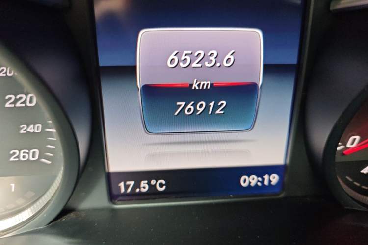 Used Mercedes-Benz C-Class 2018 C 180 L Fashion Edition Sport Version Odometer Close Up