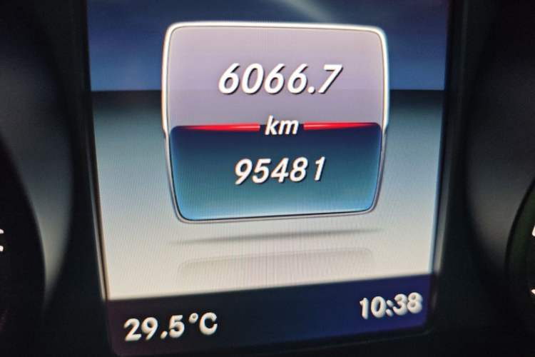 Used Mercedes-Benz C-Class 2018 C 180 L Fashion Edition Sport Version Odometer Close Up